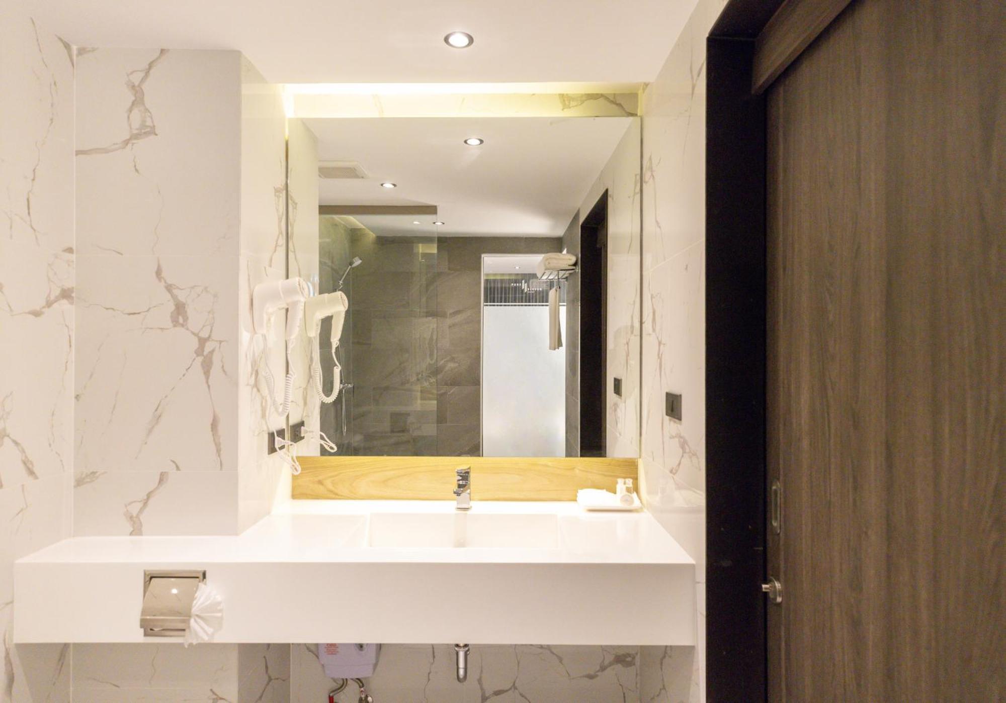 Pure Eleven Hotel Bangkok Makkasan Extérieur photo