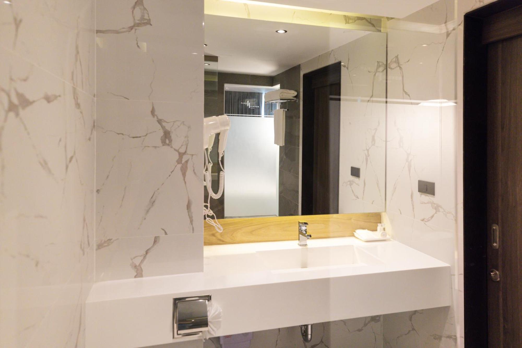 Pure Eleven Hotel Bangkok Makkasan Extérieur photo