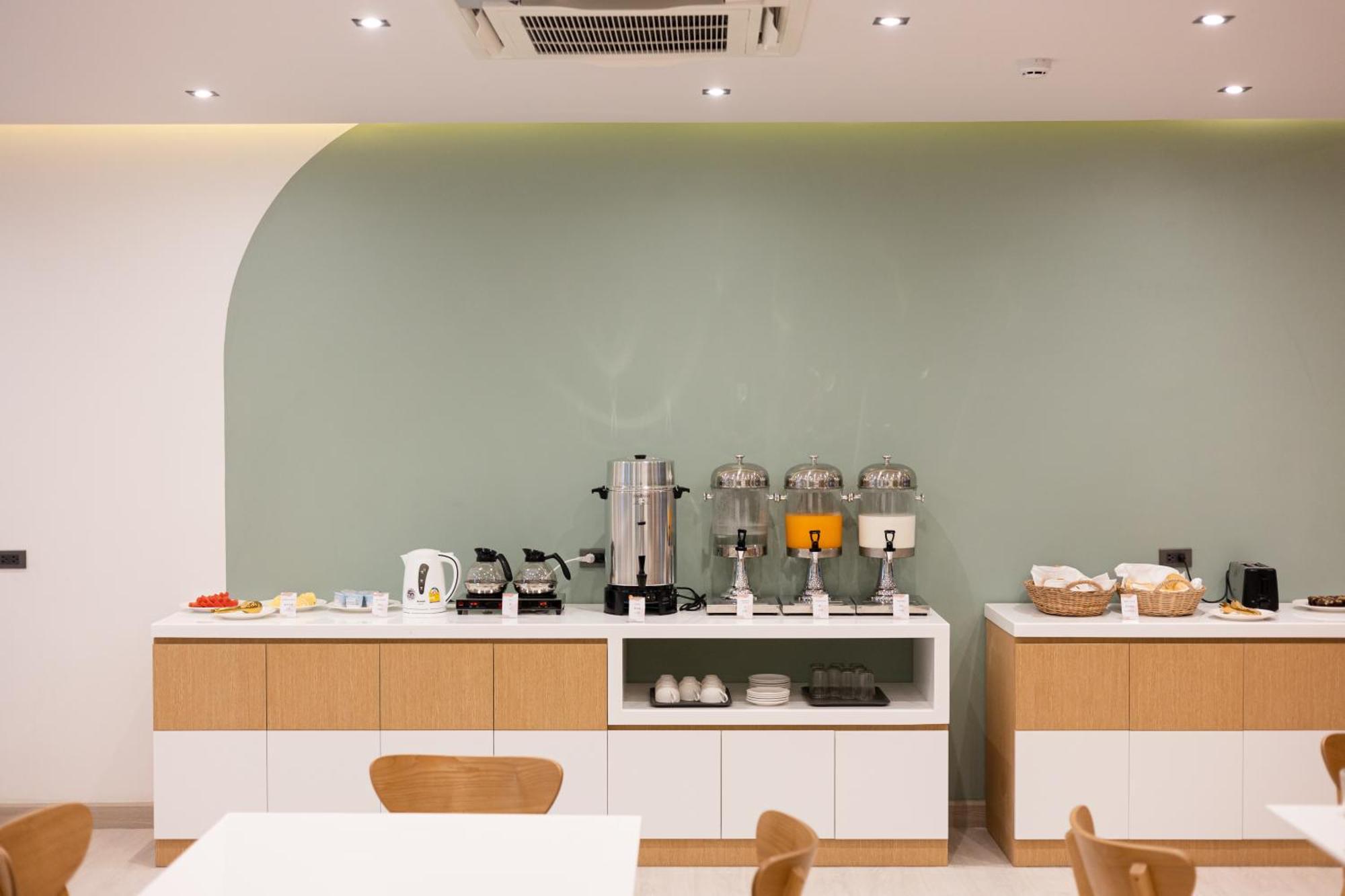 Pure Eleven Hotel Bangkok Makkasan Extérieur photo